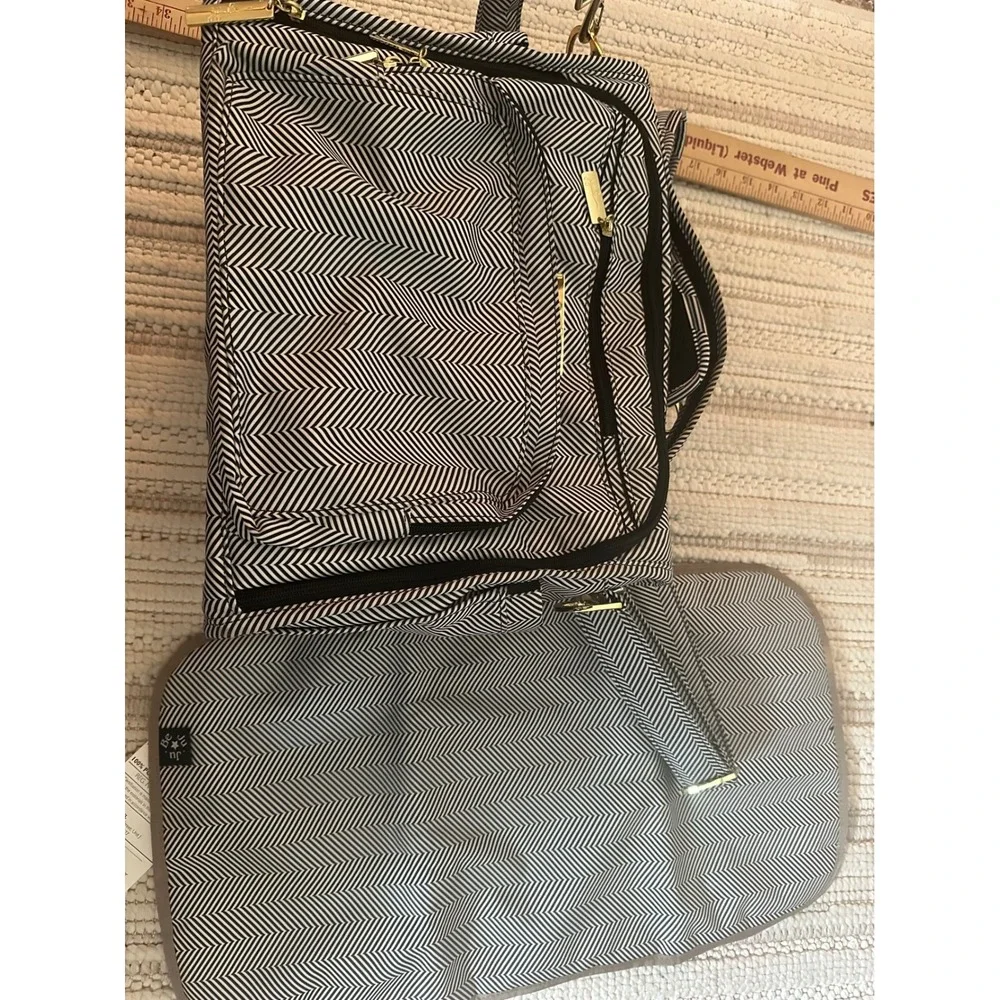 Jujube Diaper Backpack/Shoulder bag. Gender Neural/Black&White